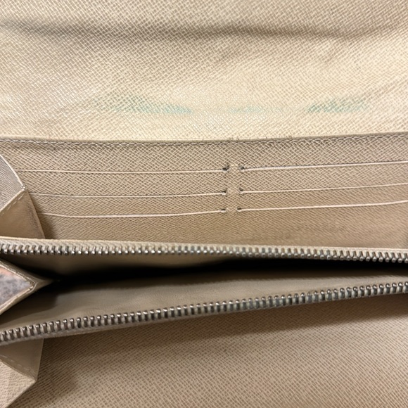 Louis Vuitton Wallet - Picture 5 of 8